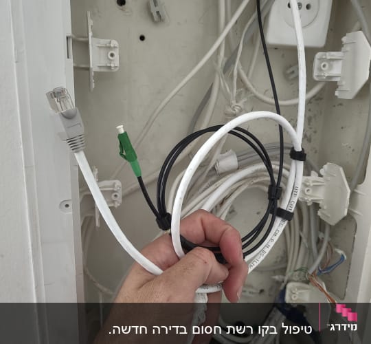 חיבורי כבלים ותשתית תקשורת בארון חשמל
